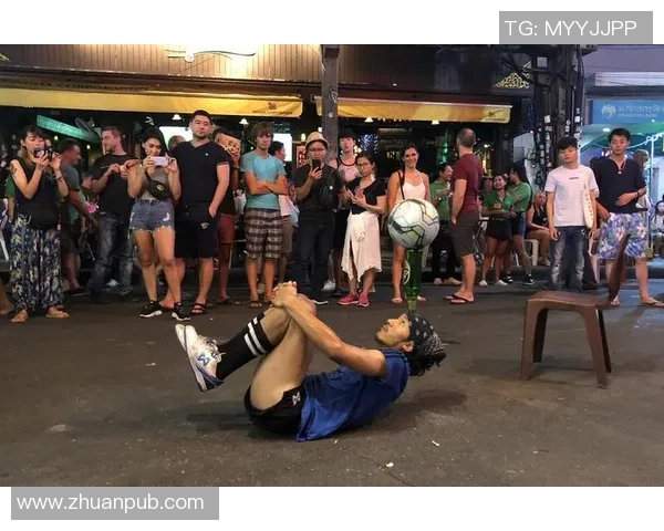 足球明星化身路人街头踢球惊现球技引围观热潮 足球明星化身路人街头踢球惊现球技引围观热潮