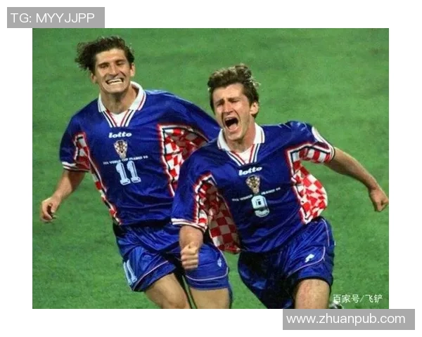 足球明星合影素描图展现球场传奇与青春记忆的艺术魅力