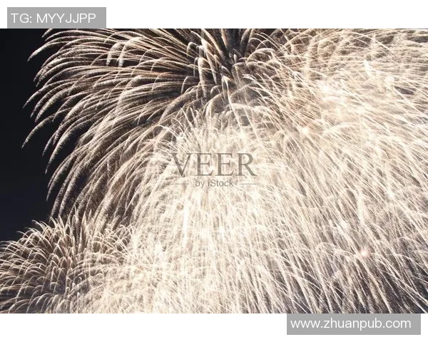 足球明星在家欢庆佳节放烟花绽放璀璨夜空引发粉丝热议