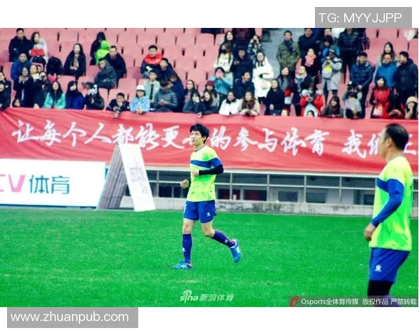 足球明星在赛场上的迷人瞬间与激情四溢的精彩画面合集 足球明星在赛场上的迷人瞬间与激情四溢的精彩画面合集