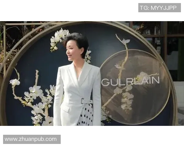 足球明星妻子华丽亮相红毯视频引发热议网友纷纷点赞赞美其优雅气质 足球明星妻子华丽亮相红毯视频引发热议网友纷纷点赞赞美其优雅气质