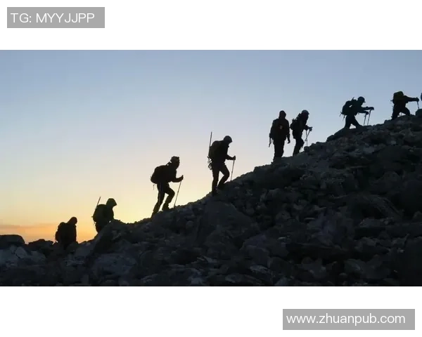 足球明星携子女登山探险温馨时刻记录家庭亲子互动乐趣 足球明星携子女登山探险温馨时刻记录家庭亲子互动乐趣