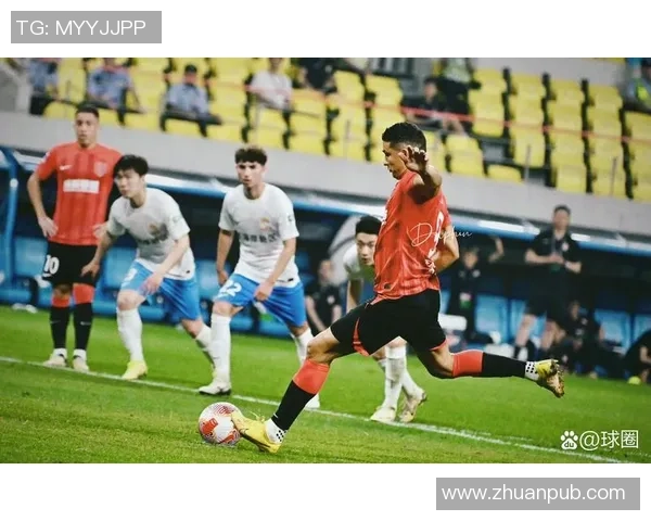 足球明星挑战极限蒙眼接球展现惊人技巧与默契配合