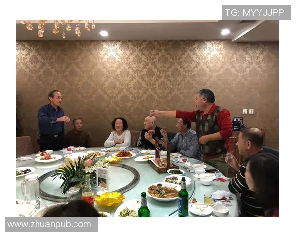 足球明星欢聚一堂碰杯庆祝精彩瞬间视频回顾