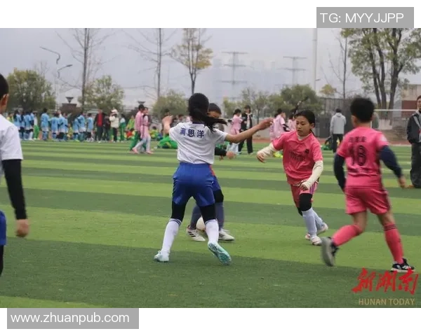 足球明星的孩子们在绿茵场上展现才华激情四溢的比赛瞬间