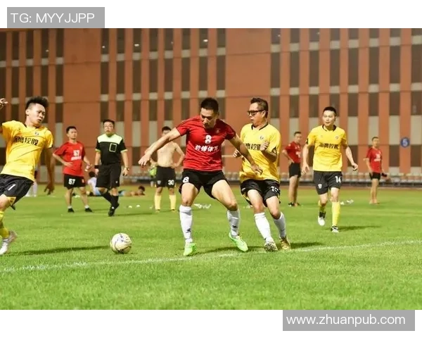 足球明星精彩瞬间双人合照高清呈现球场魅力与友谊的完美结合