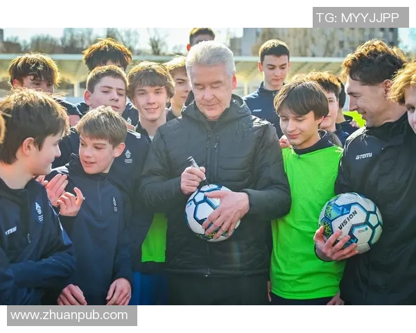 足球明星街头踢球瞬间展现激情与魅力的精彩画面
